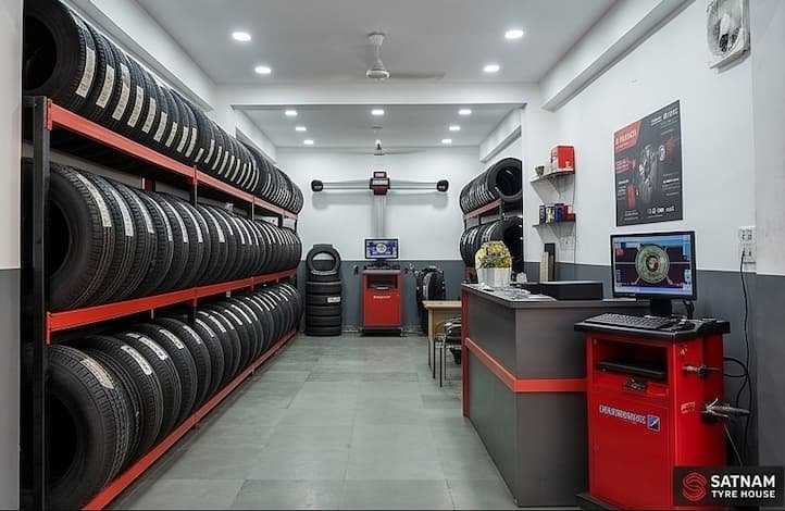 Tyre tools and wheel balancing equipment at Satnam Tyre House Delhi